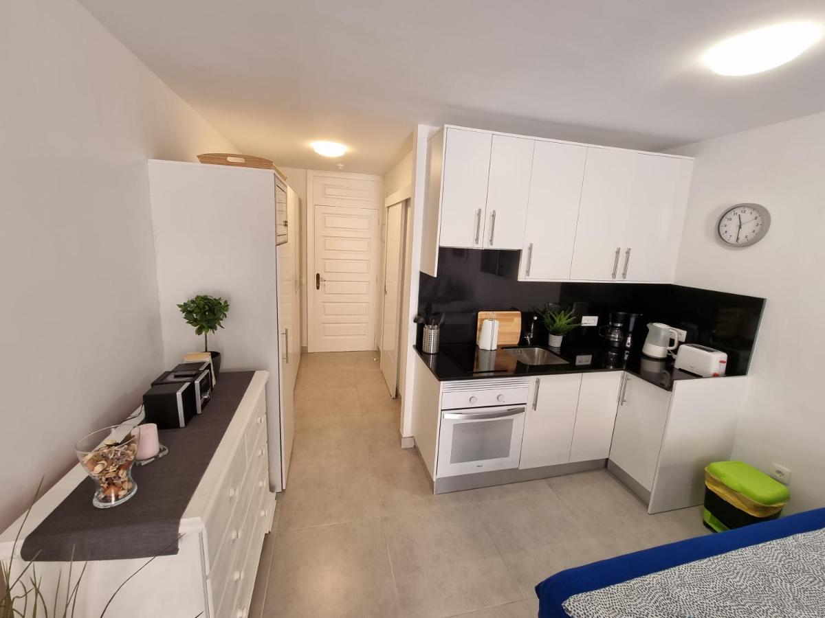 Studio No 2 Just 100 To Beach And Sea, Large Terrace, Heated Pool, Wifi, Aircondition For A Fee Playa de las Americas  Exterior photo