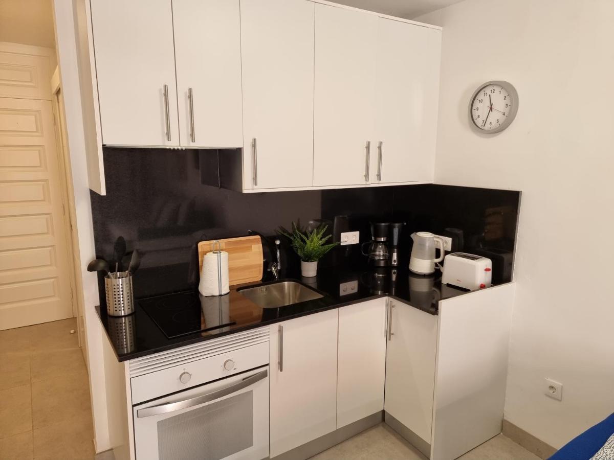 Studio No 2 Just 100 To Beach And Sea, Large Terrace, Heated Pool, Wifi, Aircondition For A Fee Playa de las Americas  Exterior photo