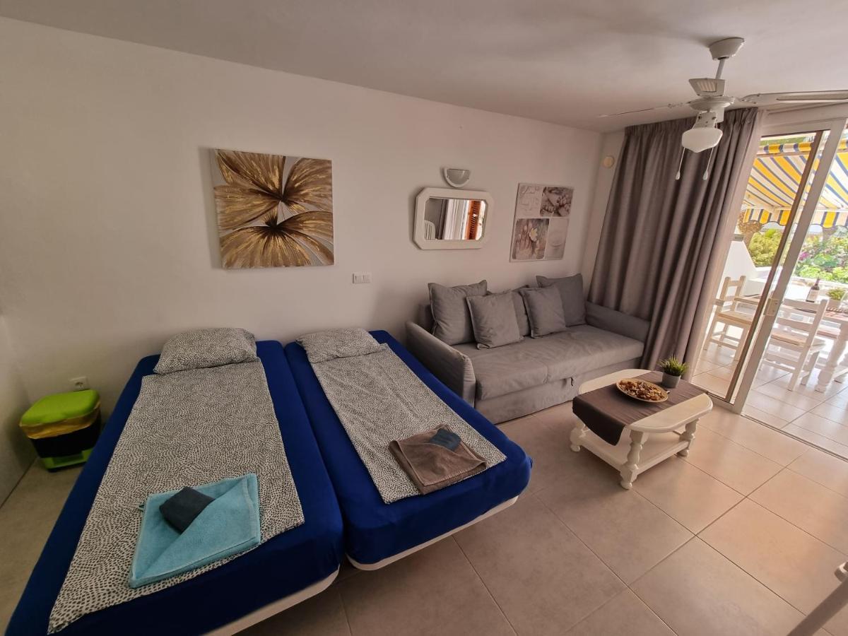 Studio No 2 Just 100 To Beach And Sea, Large Terrace, Heated Pool, Wifi, Aircondition For A Fee Playa de las Americas  Exterior photo