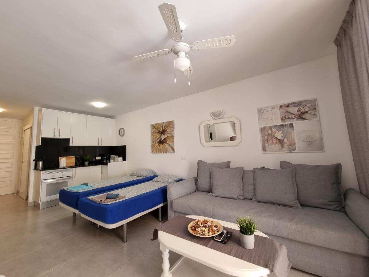 Studio No 2 Just 100 To Beach And Sea, Large Terrace, Heated Pool, Wifi, Aircondition For A Fee Playa de las Americas  Exterior photo