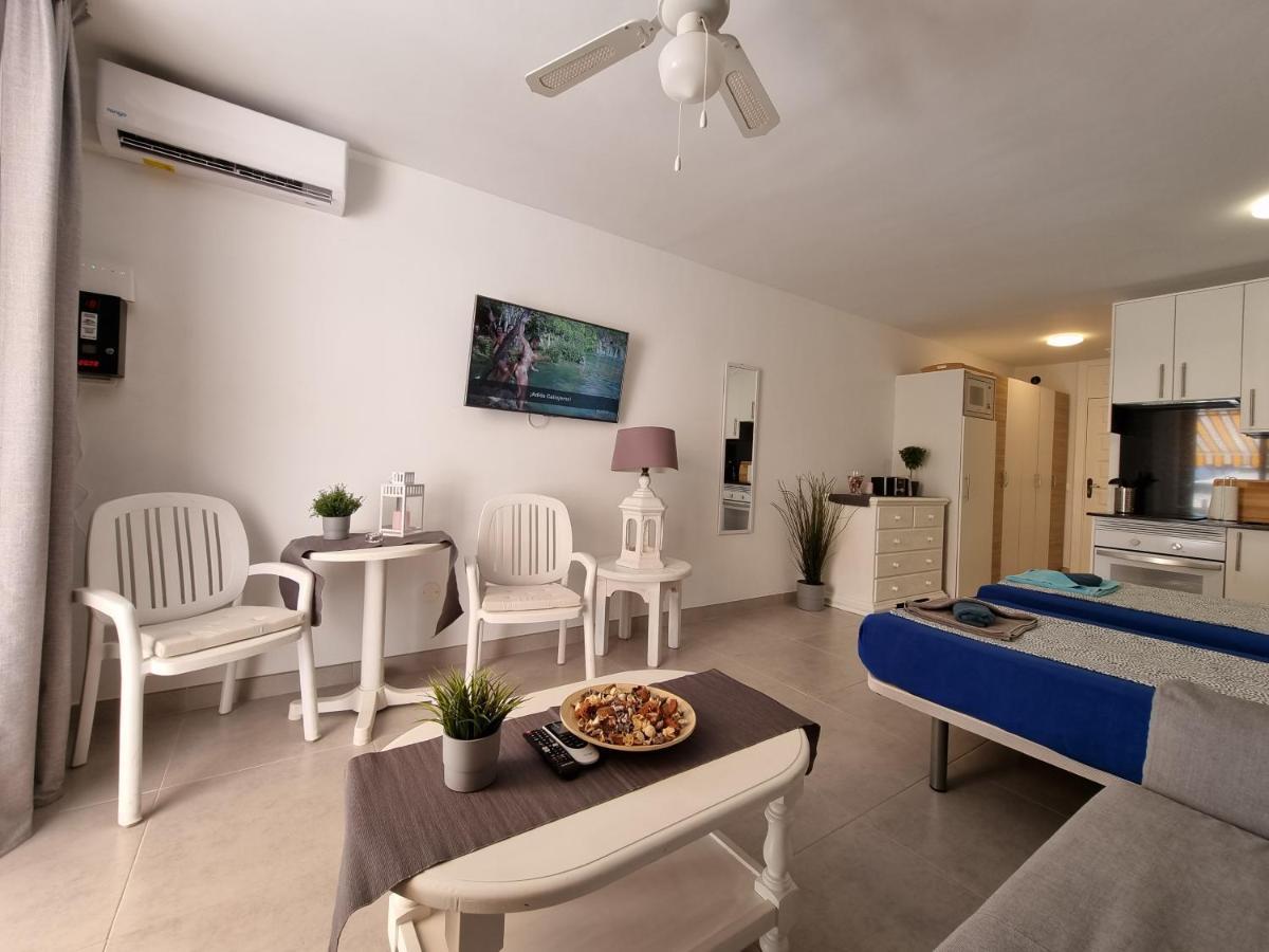 Studio No 2 Just 100 To Beach And Sea, Large Terrace, Heated Pool, Wifi, Aircondition For A Fee Playa de las Americas  Exterior photo