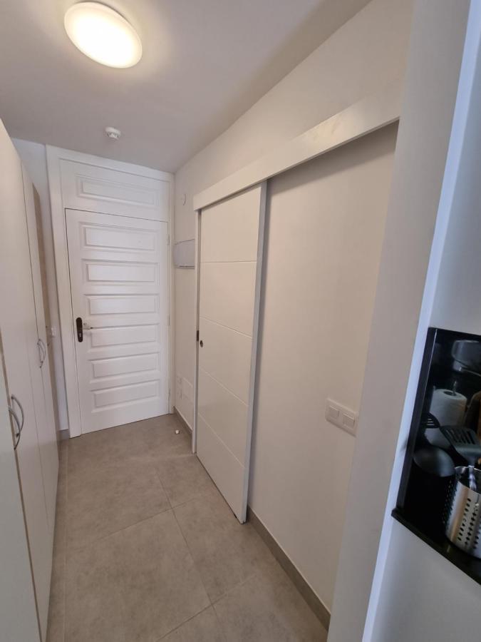 Studio No 2 Just 100 To Beach And Sea, Large Terrace, Heated Pool, Wifi, Aircondition For A Fee Playa de las Americas  Exterior photo