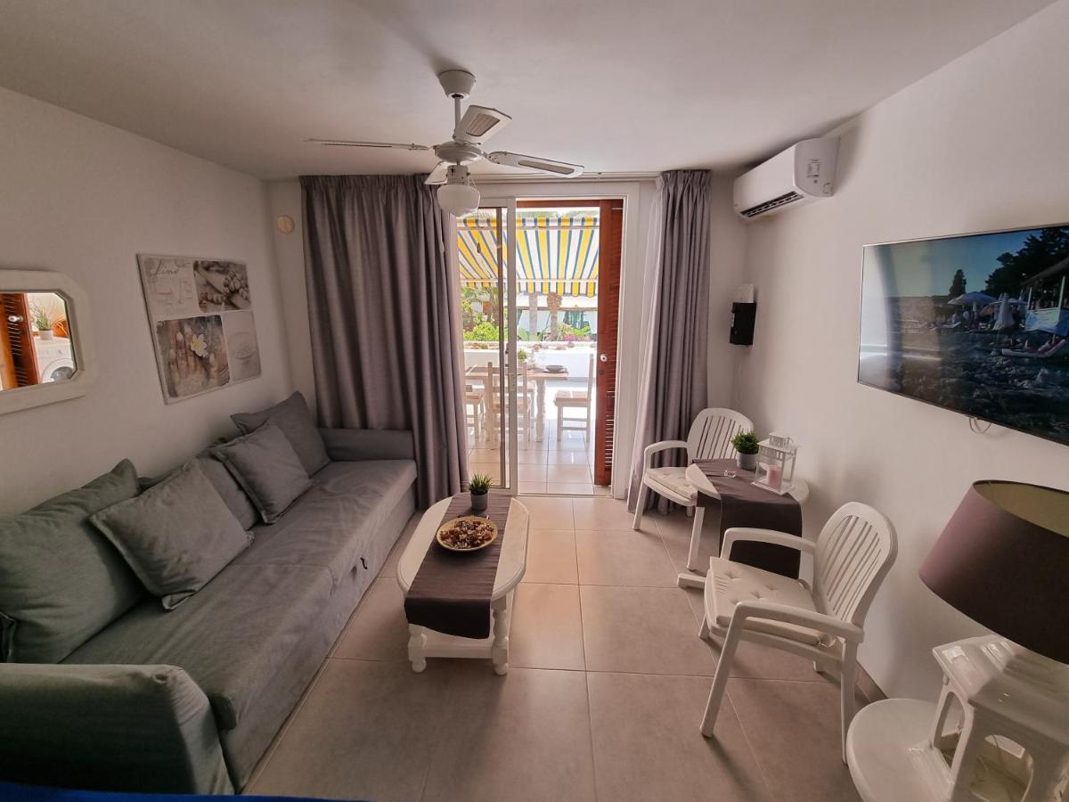Studio No 2 Just 100 To Beach And Sea, Large Terrace, Heated Pool, Wifi, Aircondition For A Fee Playa de las Americas  Exterior photo